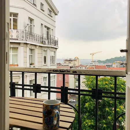 דירה Brand New Amazing Historical Flat Located @ Galata