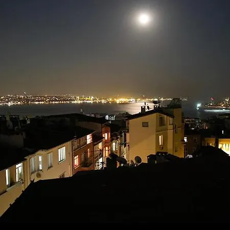 Brand New Amazing Historical Flat Located @ Galata דירה